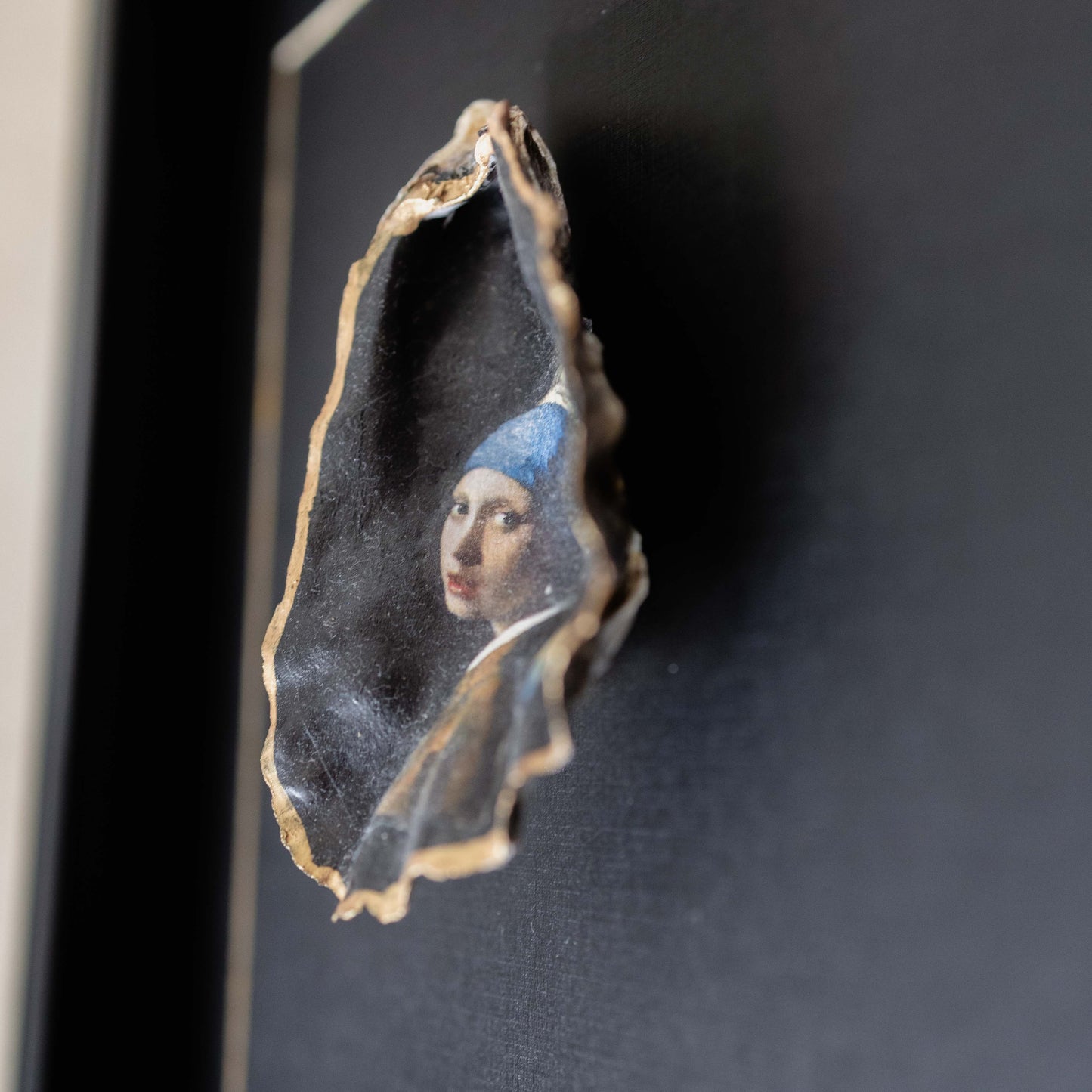 Meisje met de parel in oester geplaatst in zwarte lijst